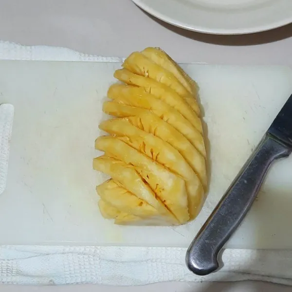 Potong dadu nanas, lalu sisihkan.