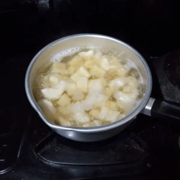 Kemudian rebus bersama gula dan garam, bila ada tambahkan juga daun pandan. Masak hingga matang dan empuk, lalu sisihkan.