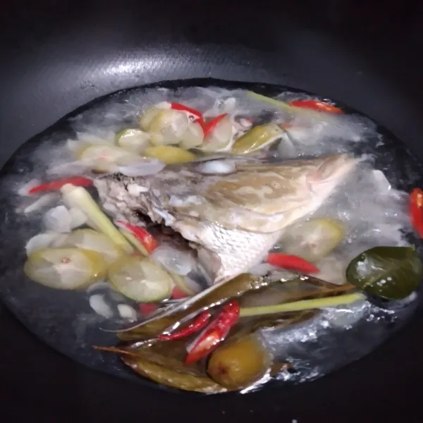 Tambahkan irisan cabe, garam, gula dan kaldu.