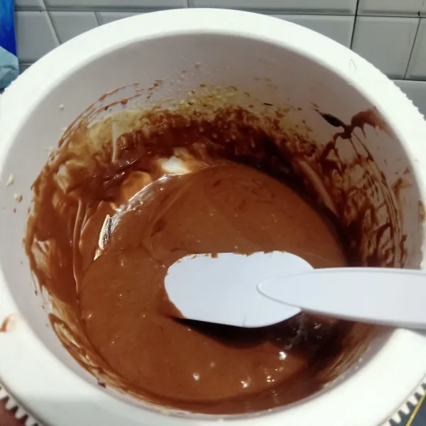 Masukkan tepung terigu dan cokelat bubuk dengan sambil diayak. Aduk menggunakan spatula sampai rata. Masukkan DCC leleh dan margarin leleh, aduk hingga semua tercampur rata.