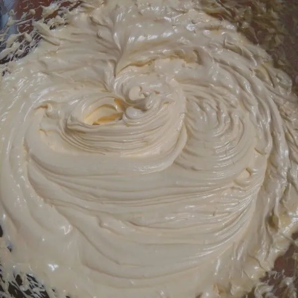 Mixer butter, margarin, SKM, kurang lebih selama 1 menit. Masukkan vanili, garam, gula lalu mixer kembali dengan kecepatan rendah hingga tercampur rata.