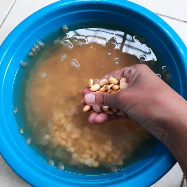 Bersihkan kacang kedelai dari kulit arinya, kemudian cuci bersih dan tiriskan.