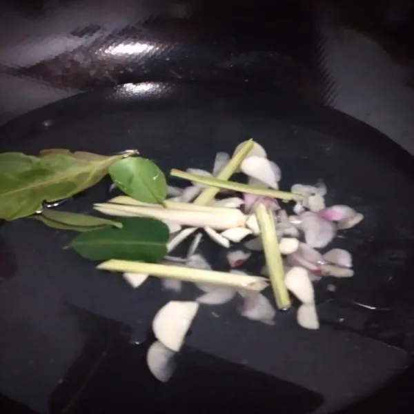 Didihkan air, masukkan irisan bawang merah, bawang putih, serai, daun salam dan daun jeruk.