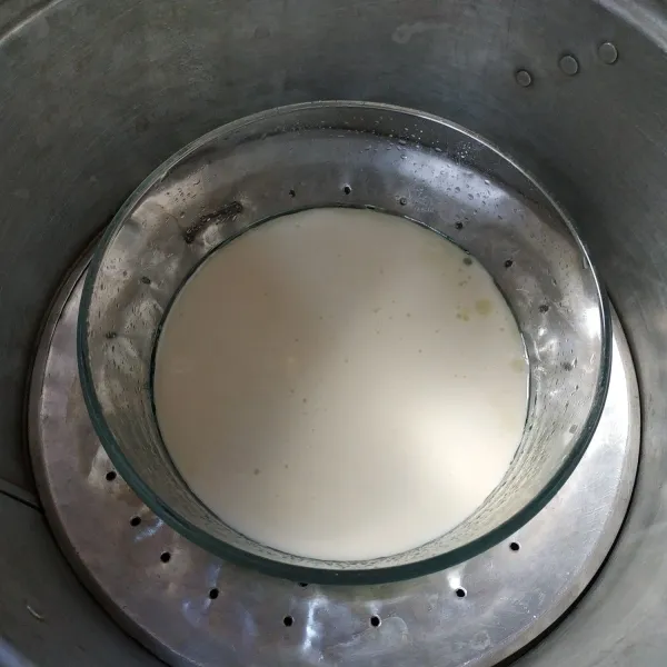 Selanjutnya masukkan adonan putih, kukus kembali selama 5-7 menit, lakukan hingga selesai secara bergantian.