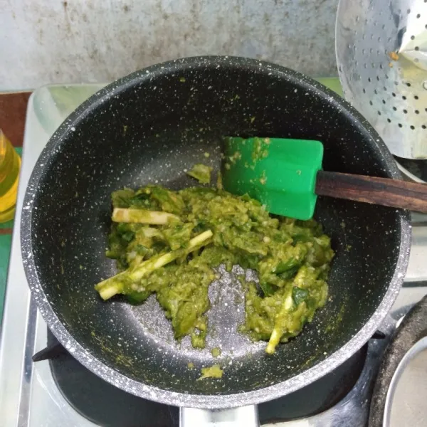 Tambahkan sedikit air. Aduk rata. Masak sampai sambal mengental. Icip rasa,angkat dan sajikan.