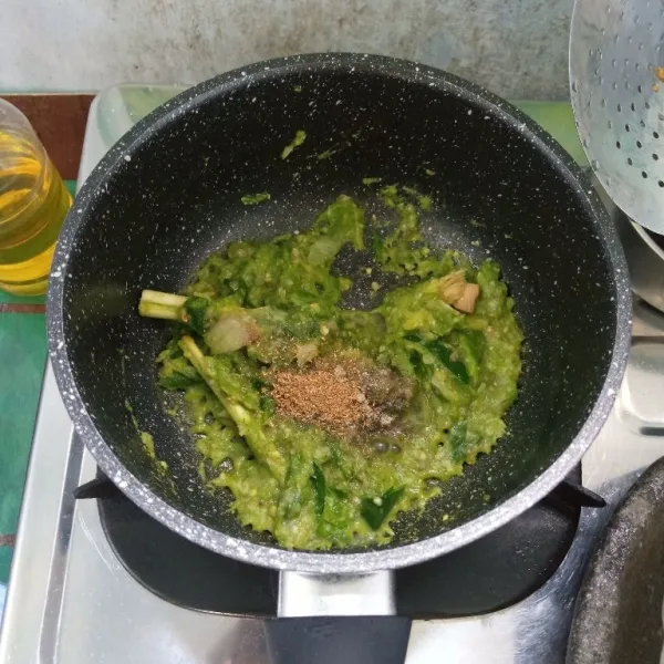 Tambahkan gula,garam,lada bubuk dan ketumbar bubuk. Aduk rata.