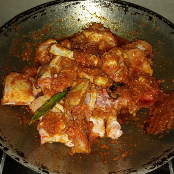 Masukkan ayam, masak sampai ayam berubah warna. Sisihkan sebentar.