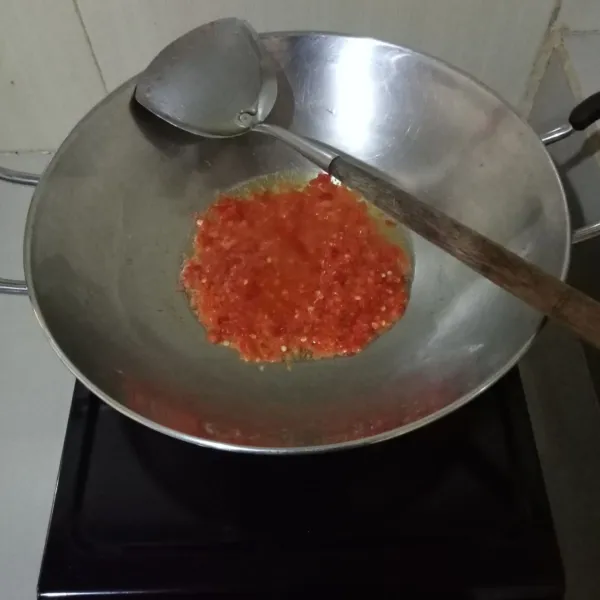 Panaskan minyak goreng, tumis bumbu halus hingga matang. Tambahkan air agar bumbu tidak gosong.