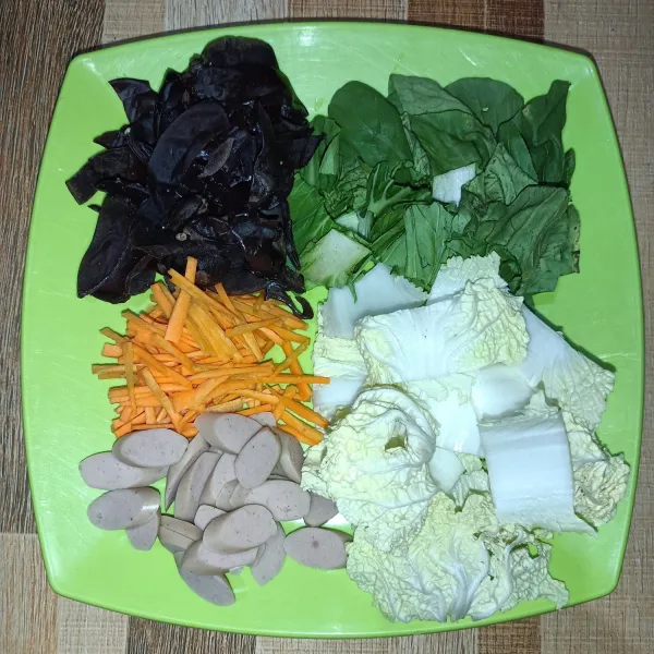 Potong-potong sayuran serta jamur dan sosis.