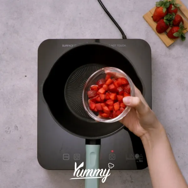 Masukkan strawberry dan gula pasir dalam panci, masak hingga hancur, sisihkan.