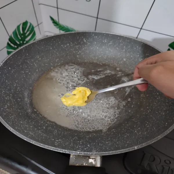 Tambahkan margarin, aduk hingga margarin larut.