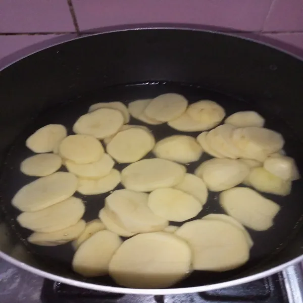 Kupas kentang, rebus atau kukus hingga matang lalu haluskan.