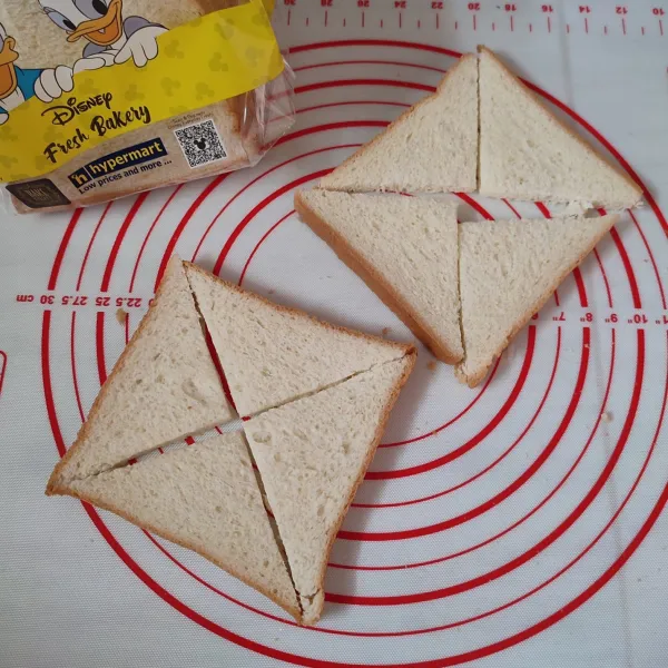 Potong roti segitiga seperti di gambar atau sesuai selera.