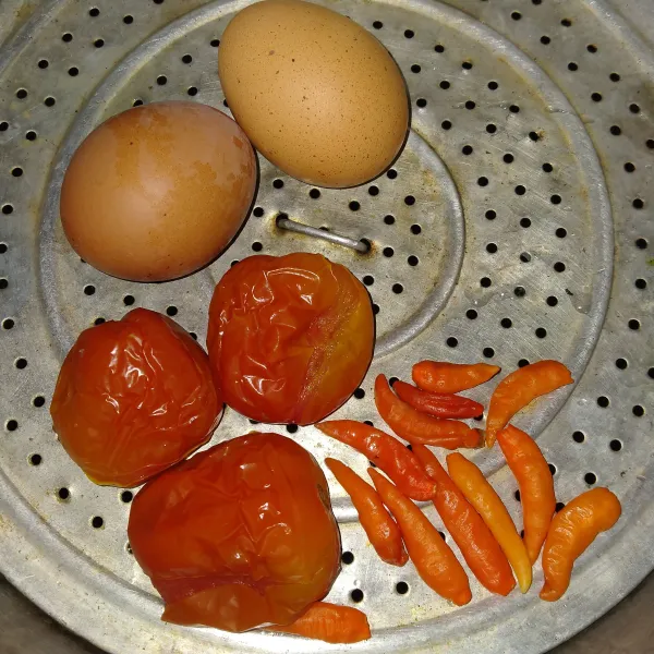 Kukus telur, tomat, dan cabai selama 15 menit.