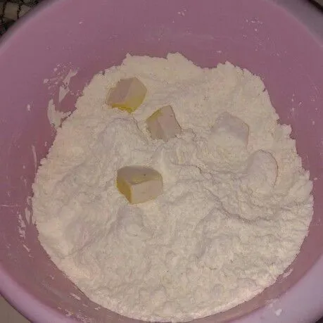 Masukkan potongan tahu dalam tepung kering balur rata.