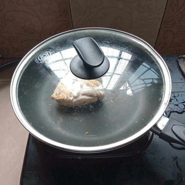 Panggang ayam dalam pan tanpa minyak, pakai api sedang kira-kira 7 menit sambil di tutup dan bolak balik.