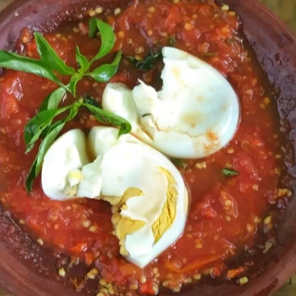 Kupas telur, lalu penyet di atas sambal dan siap disajikan dengan nasi hangat.