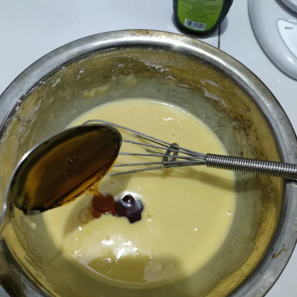 Tambahkan madu dan aduk kembali sampai madu tercampur.