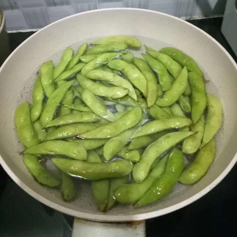 Step 1 Edamame Pedas Manis