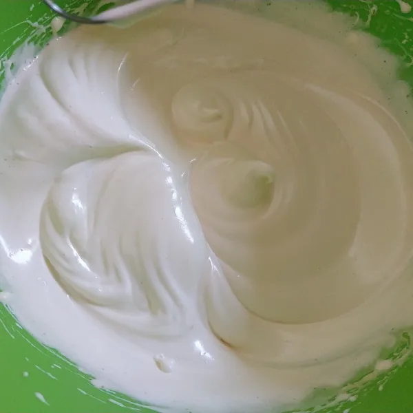 Mixer dengan kecepatan tinggi gula pasir, SP, dan telur sampai putih dan mengembang.