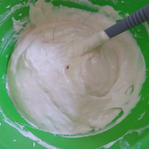 Terakhir masukkan margarin cair, lalu aduk balik menggunakan spatula hingga rata.
