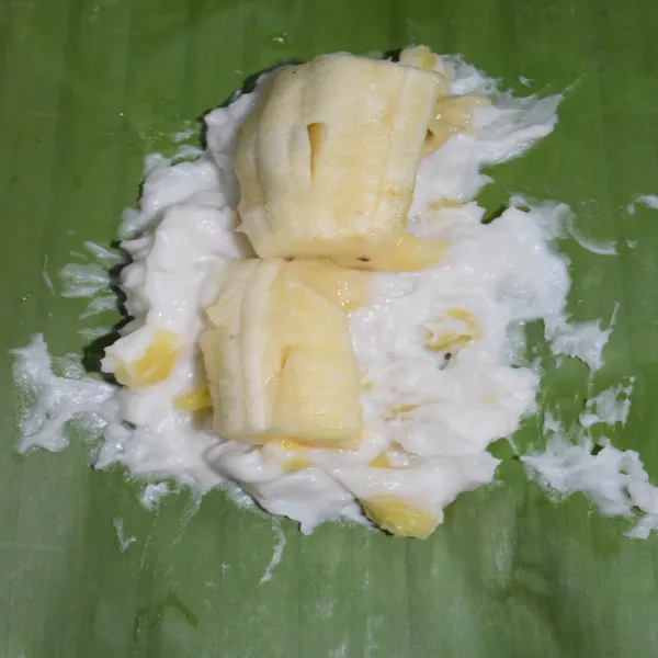 Masukkan adonan nagasari 1 hingga 1,5 sdm lalu beri isian pisang ditengahnya.