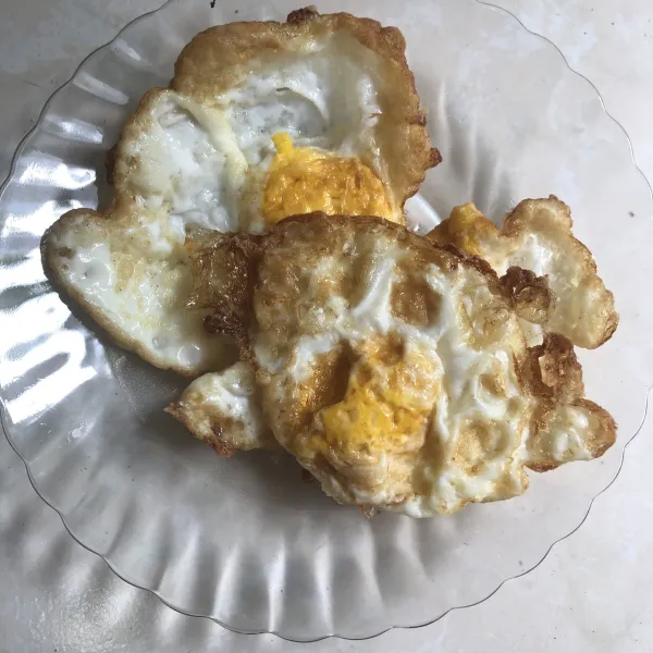 Buat telur ceplok sampai matang.