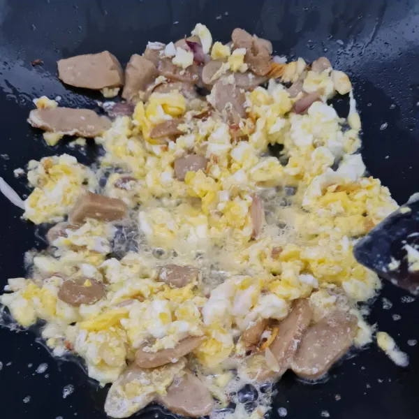 Masukkan telur dan bakso lalu orak arik, aduk sampai harum.