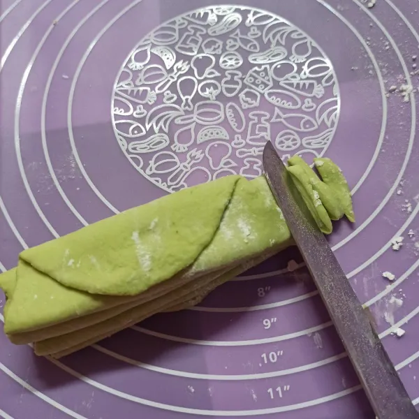 Tekuk secara berlawanan arah dan potong dengan pisau (Tips : untuk memotong adonan panjang dengan mudah, kalian bisa menekuk adonan panjang secara berlawanan arah).