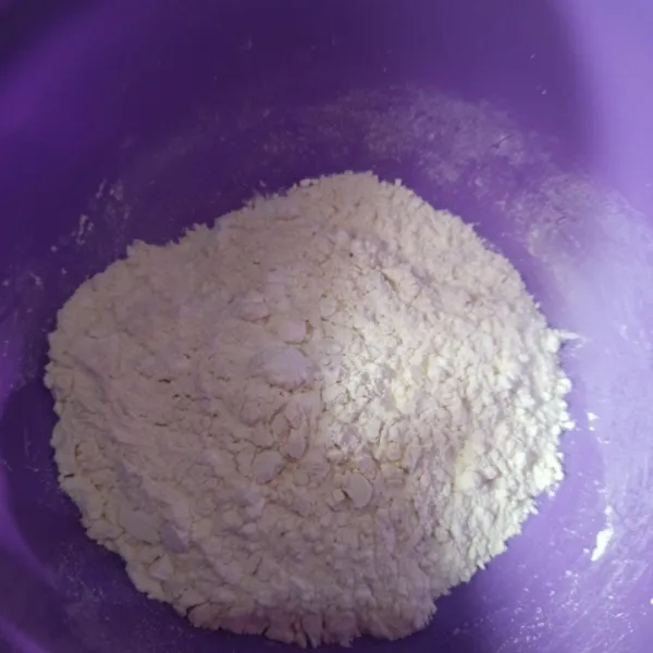 Campur tepung terigu, tapioka dan garam aduk rata (Tips : Gunakan tepung terigu protein tinggi guna mendapatkan mie yang kenyal).