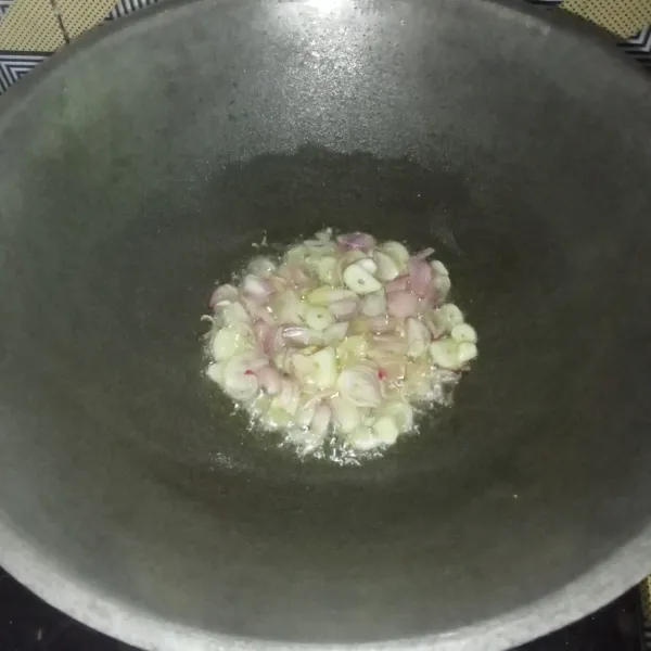 Tumis bawang putih dan bawang merah hingga harum.