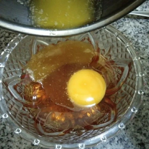 Campur madu, telur, dan butter yang telah di lelehkan.