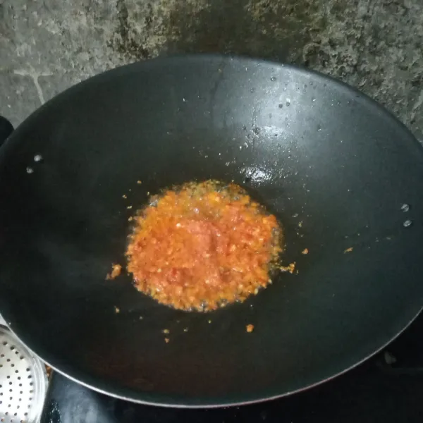 Panaskan minyak, tumis bumbu halus hingga harum.
