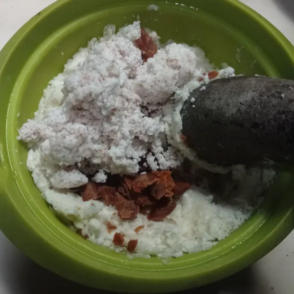 Lalu tambahkan sisa bahan, tumbuk lagi sampai semua bahan menyatu, cek rasa.