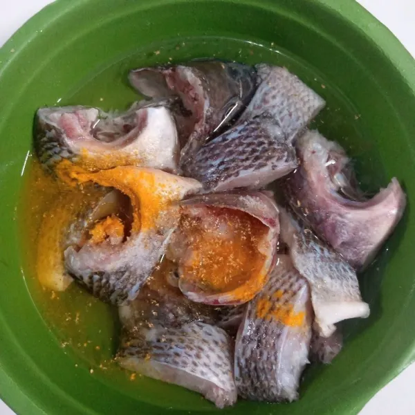 Potong-potong ikan mujair. balur dengan jeruk nipis. Diamkan selama 5 menit. Cuci bersih kembali. Kemudian rendam dengan bumbu marinasi selama 5-10 menit.