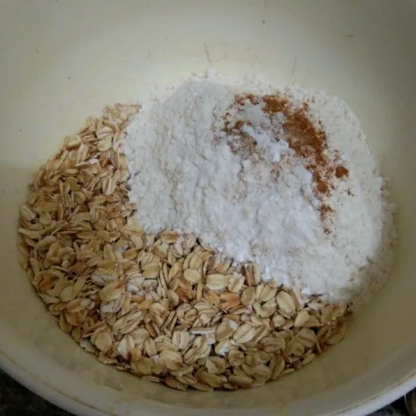 Campur adonan kering seperti rolled oat, tepung terigu, bubuk kayu manis, garam, dan baking powder, lalu aduk rata.