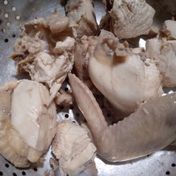 Potong-potong ayam sesuai selera, bersihkan, lalu rebus dengan garam hingga matang. Kemudian angkat dan tiriskan.