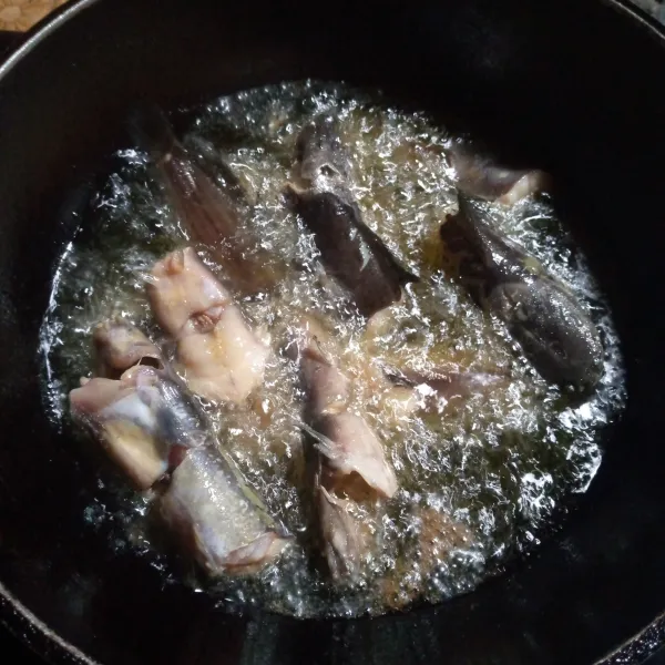 Panaskan minyak, goreng ikan lele hingga matang, lalu sisihkan.