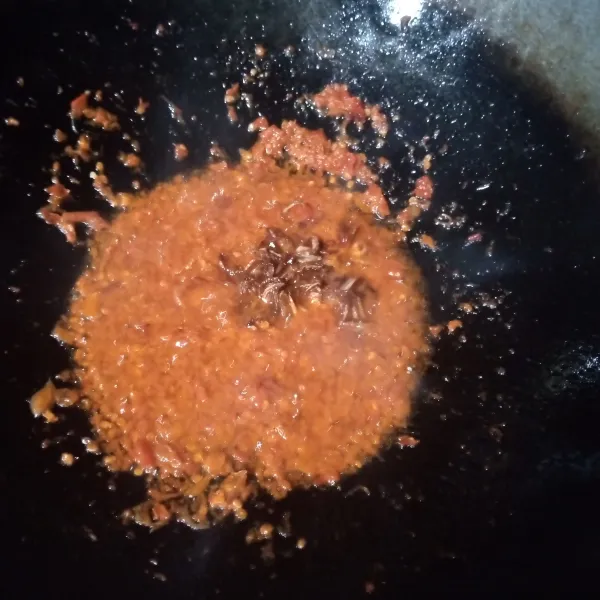 Masukkan bawang goreng, bumbui dengan garam, gula pasir, dan kaldu bubuk secukupnya.
