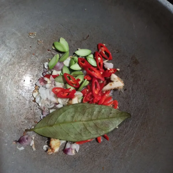 Setelah harum masukkan cabai merah besar, cabai rawit, lengkuas dan daun salam.