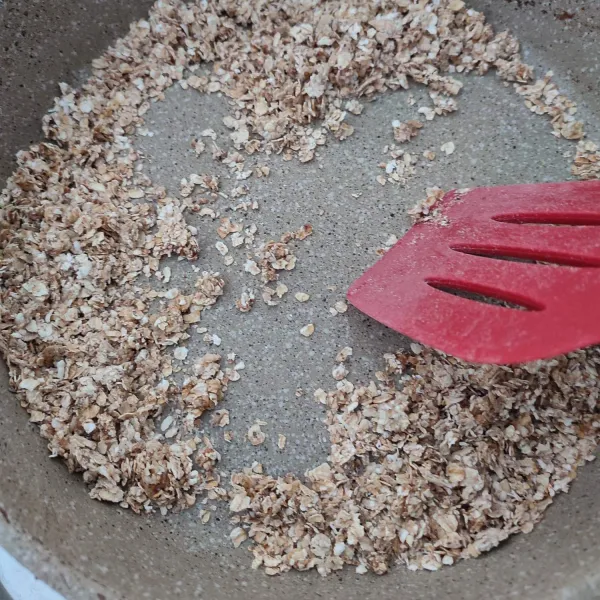 Jika sudah menggumpal dan menyerupai nasi teksturnya, hentikan pemberian air. Matikan kompor, sajikan nasi oatmel dengan lauk ayam suwir sambal matah.