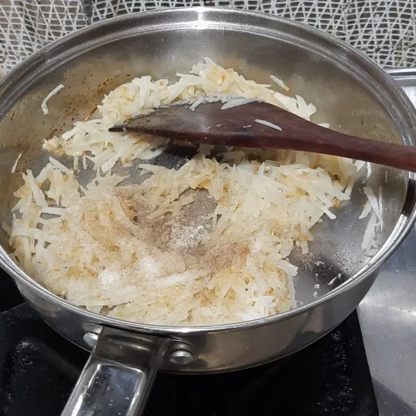 Masukkan bengkuang masak hingga layu lalu tambahkan garam, gula, dan merica masak hingga bumbu meresap, koreksi rasa dan sisihkan.