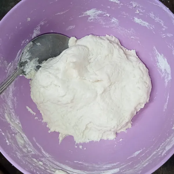 Campur tepung terigu, tepung tapioka, bawang putih, dan kaldu bubuk. Tuang air panas sedikit demi sedikit sambil diaduk hingga kalis dan mudah dibentuk.
