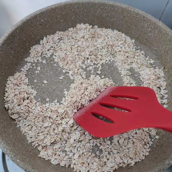 Sangrai oatmeal sampai kering dan agak kecokelatan.