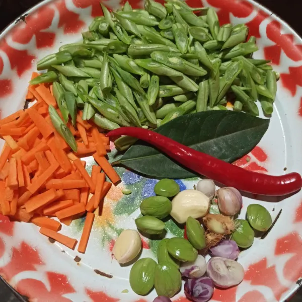 Siapkan sayuran, bawang putih, bawang merah, lengkuas, cabai merah, cabai rawit, petai.
