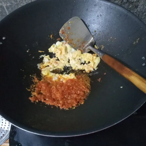Masukkan telur, buat orak-arik.