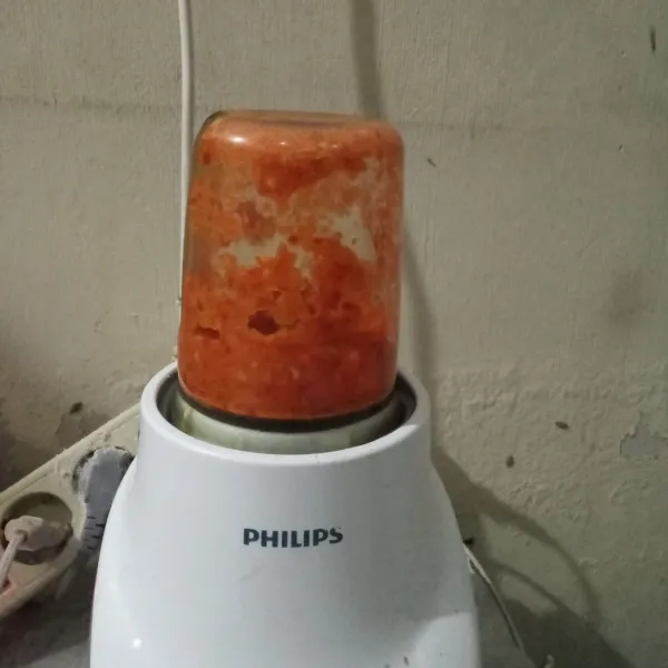Blender semua bahan bumbu halus.