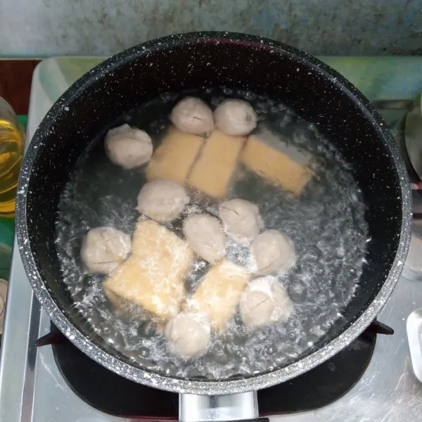 Rebus bakso dan tahu.