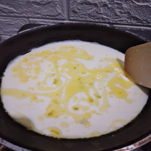 Panaskan margarin dan tumis bawang putih hingga harum, tuang susu .