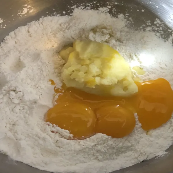 Campur tepung terigu, gula pasir dan susu bubuk. Aduk rata. Masukkan telur, kentang dan bahan biang tadi. Uleni hingga setengah kalis.